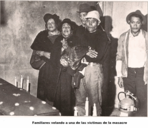 familiares velando a una de las victimas de la masacre de aztra